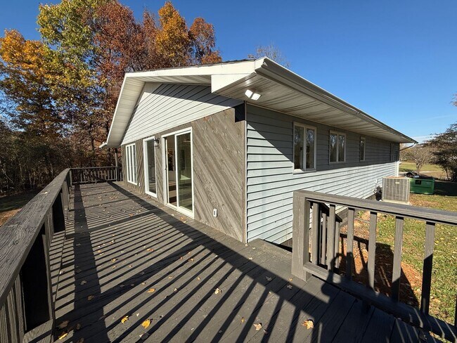 Building Photo - Newly renovated 3 Bedroom 3 Bathroom Home ...