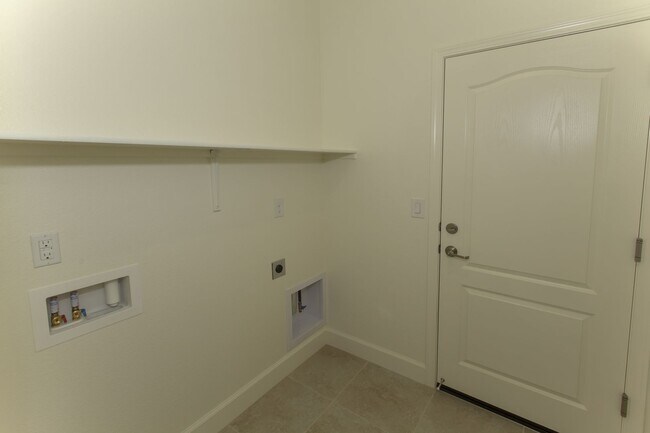 Building Photo - 4 bedroom, 2.5 bathroom home in Golden Val...