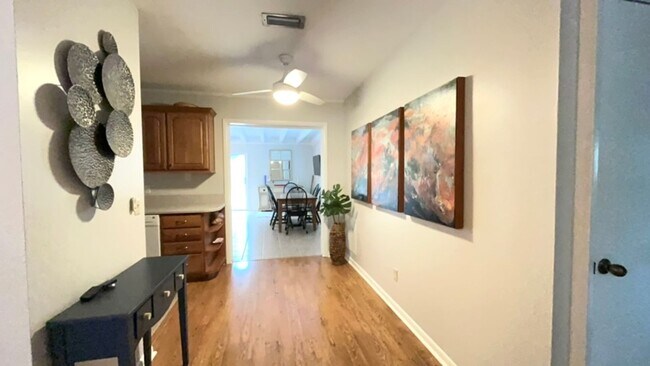 Building Photo - Island House-Close to Everything! Fully Furnished!