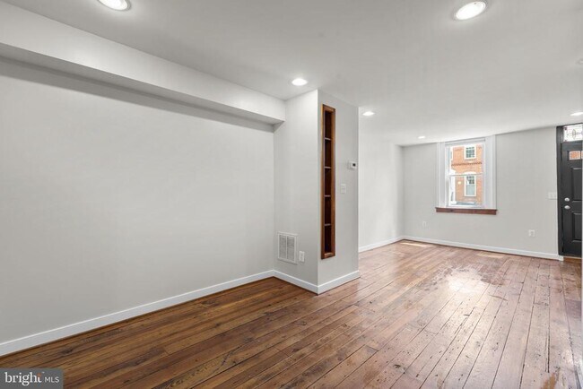 Building Photo - 112 E Randall St