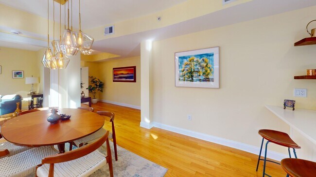 Building Photo - Top Floor Fully Furnished 1,000 Square Foot One Bedroom Plus Den in Kalorama