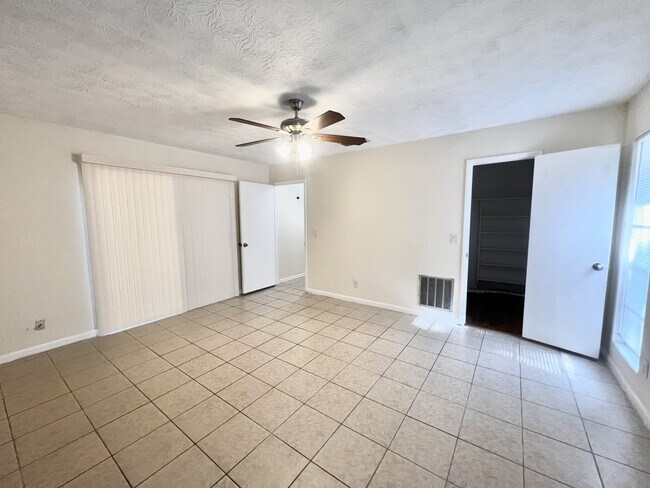 Building Photo - 5391 Golf Course Dr
