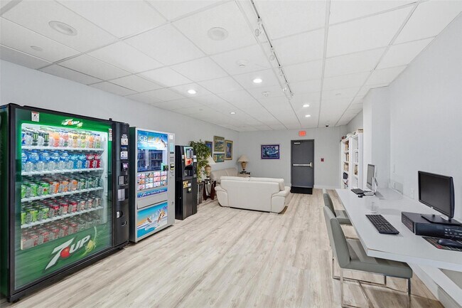 Building Photo - 405 N Ocean Blvd