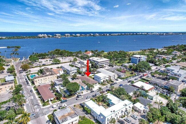 Building Photo - 114 S Lakeside Dr