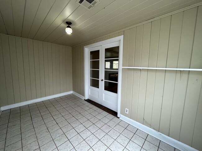 Building Photo - 1144 S Vandalia Ave
