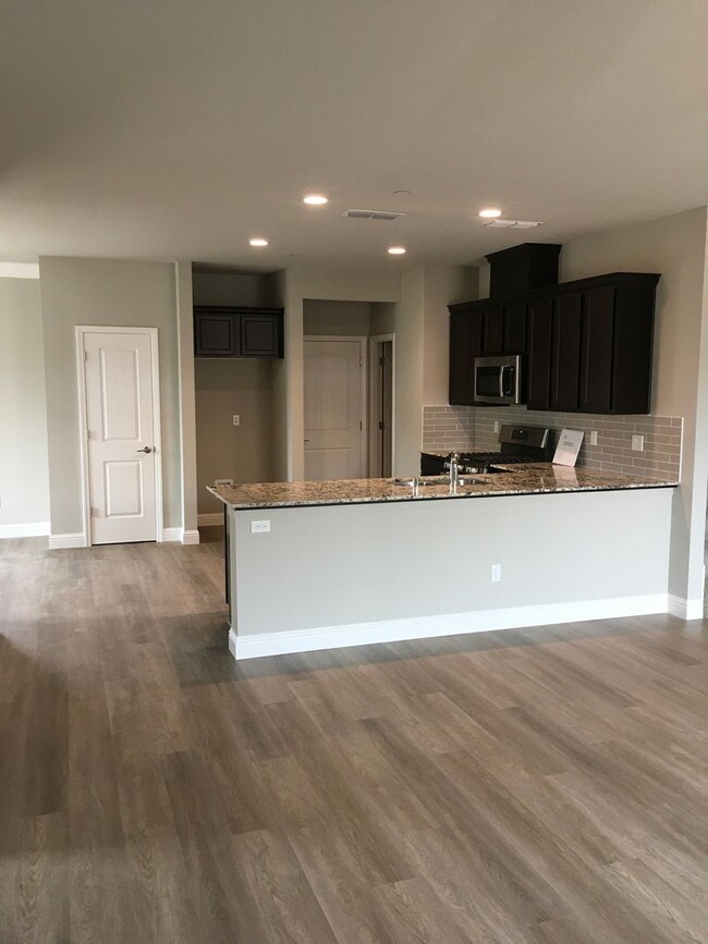 Building Photo - 4 Bedroom West Redding Townhome