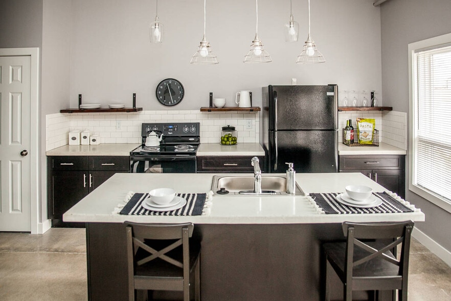 Building Photo - Welcome to Urban Studio 43 – Comfort, Convenience & Contemporary living in South Kansas City