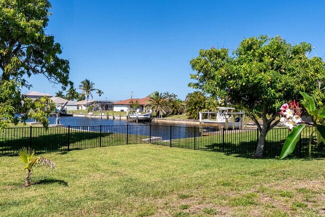 Building Photo - "Spacious 3-Bed Sanctuary with 3.5 Baths in Charming Port Charlotte!"