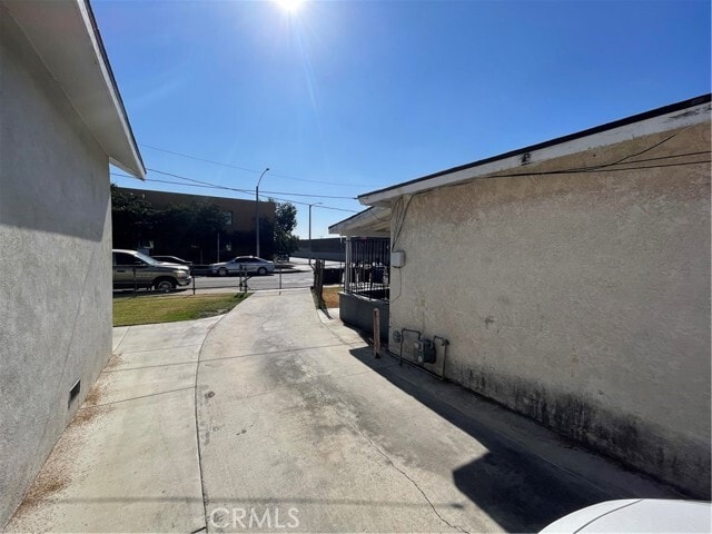 Building Photo - 1077 S Rowan Ave
