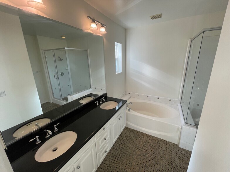 Building Photo - 3351 Via Trentino