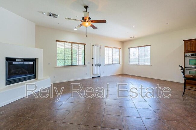 Building Photo - 734 W Juniper Ln