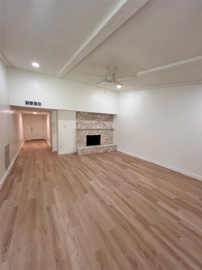 Building Photo - 3211 Meadowview Dr