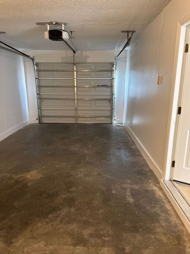 Building Photo - **Charming 3-Bedroom, 2-Bath Home in the H...