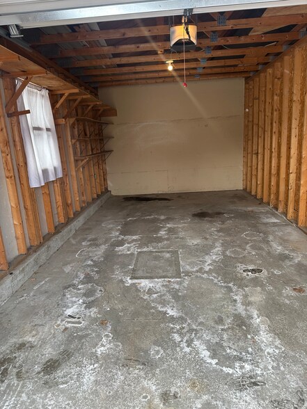 Garage - 726 Wellington St