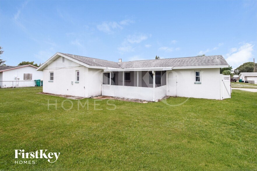 Building Photo - 525 Sacre Coeur Dr