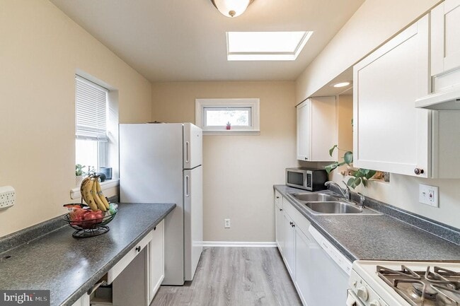 Building Photo - Spacious 3-Bedroom Home with Deck and Bonu...