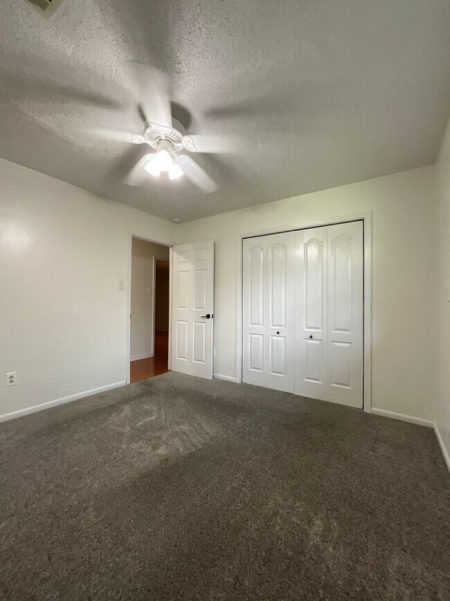 Building Photo - 1018 Meadow Brook Street