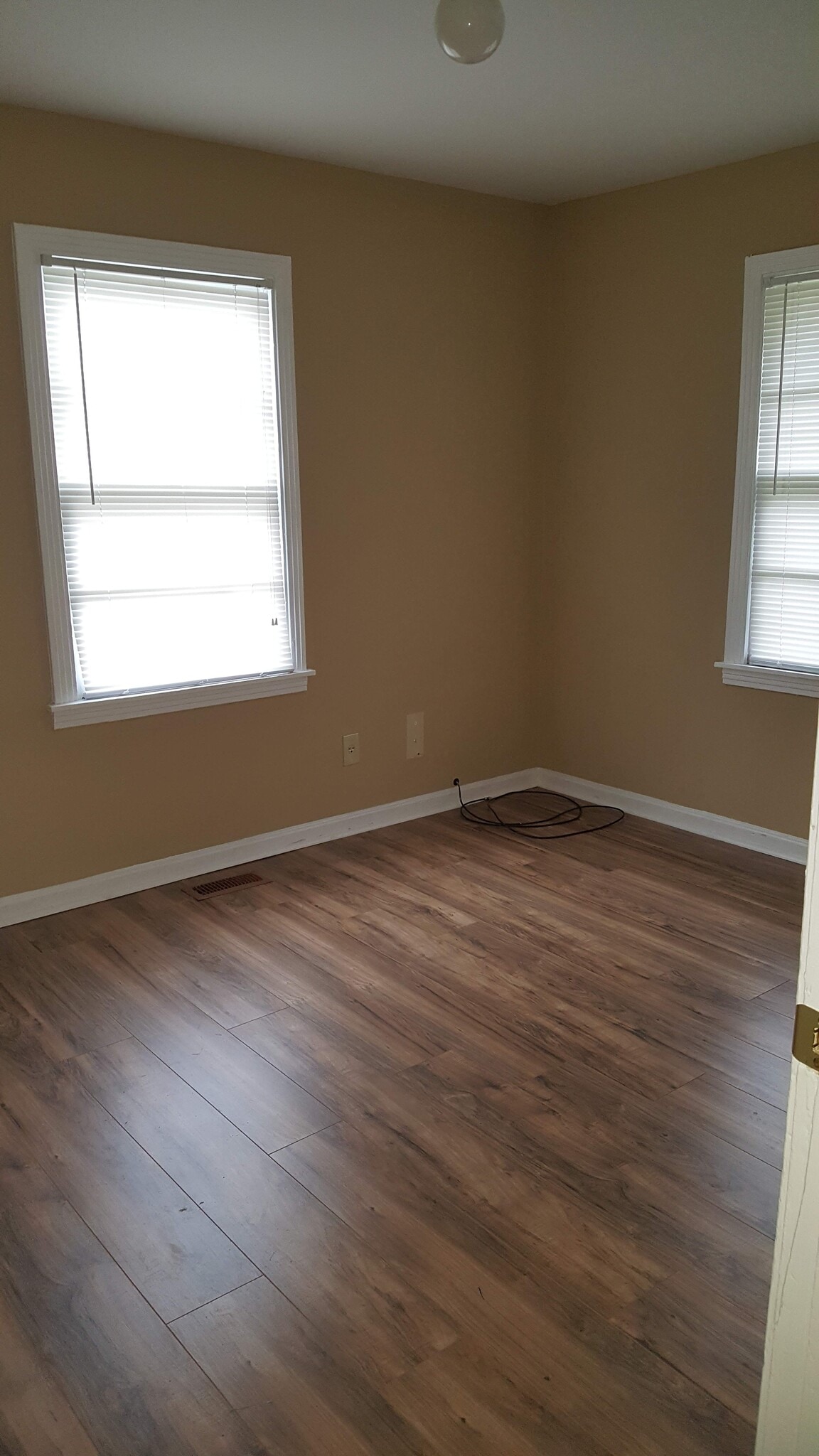 Front facing bedroom - 511 Johnson St