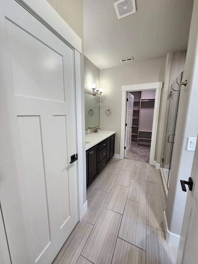 Building Photo - Elegant 4 Bed, 2 Ba Home - MANY Upgrades &...