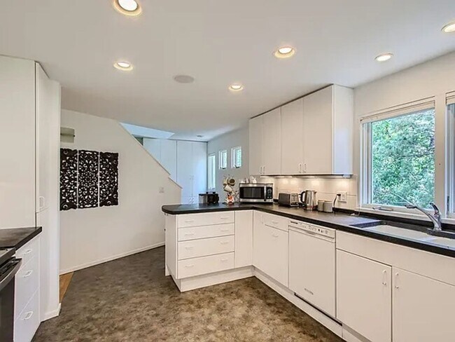 Building Photo - Fully Furnished Beautiful, 3 bedroom/2.5 F...
