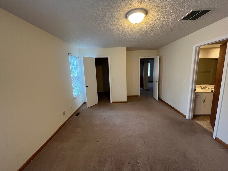 Building Photo - 3207 Amy Dr