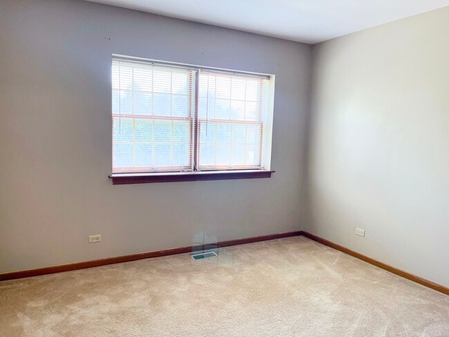 Building Photo - 1005 Greenwood Cir