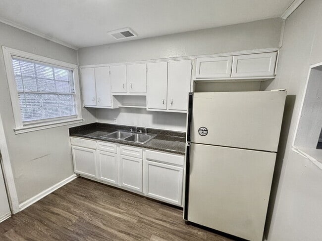 Building Photo - 4130 Pikes Peak Ave