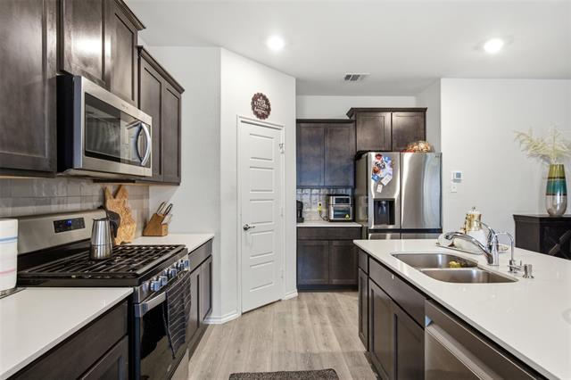 Building Photo - 807 Cormorant St