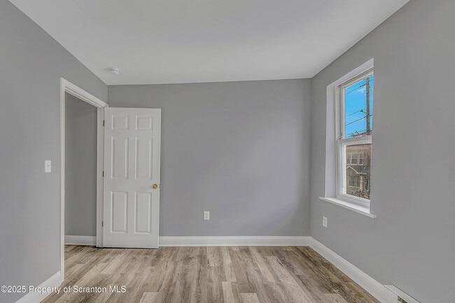 Building Photo - 916 W Linden St