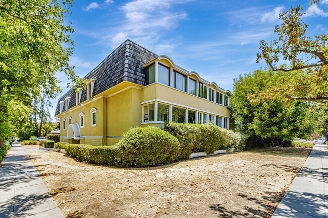 Building Photo - Top-Floor Corner Condo Near Downtown Palo Alto and Stanford