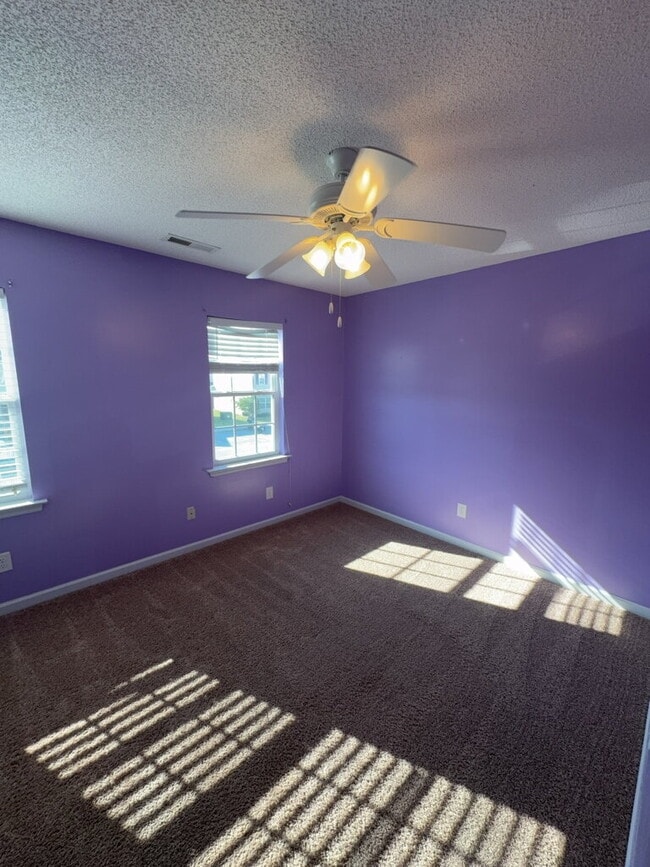 Building Photo - 2005 Banister Loop