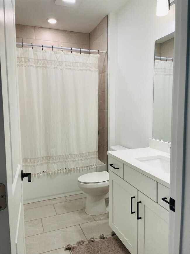 Building Photo - Spacious 4BR House in Milton