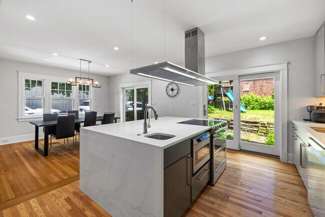 Building Photo - *Beautifully Updated & Spacious 4BD/3.5BA ...