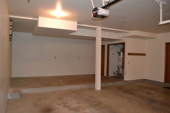 Building Photo - BEAUTIFUL 3 BEDROOM 3 BATH HOUSE LOCATED IN SOUTH SALEM