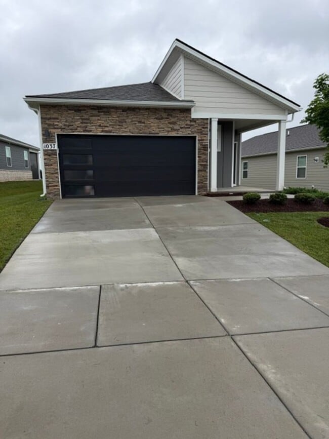 Building Photo - For Lease!! Available in June.  Experience comfortable, low-maintenance living in one of Gallatin...