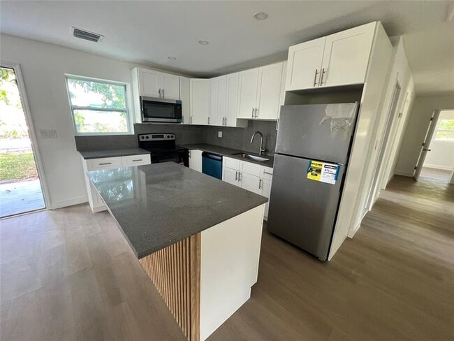 Building Photo - 422 SW 4th Ave