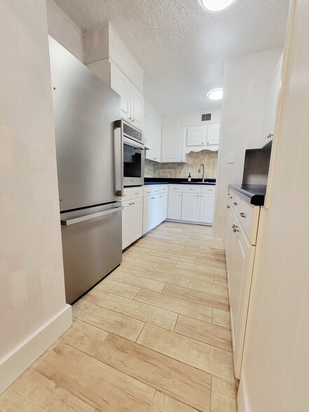 Kitchen - 1100 Erie Ave