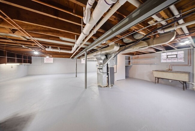 Building Photo - 1115 Kelly Ave