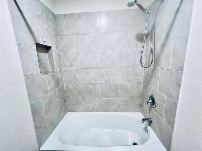 Building Photo - 520 Locksley Cove