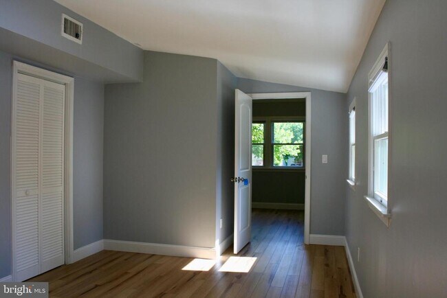 Building Photo - 124 Stratford Ave
