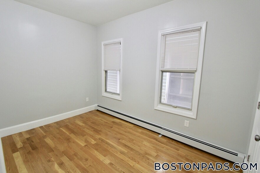 Building Photo - 460 Saratoga St