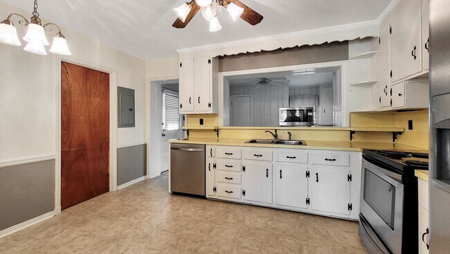 Building Photo - STUNNING 3 bedroom home with a BEAUTIFUL g...