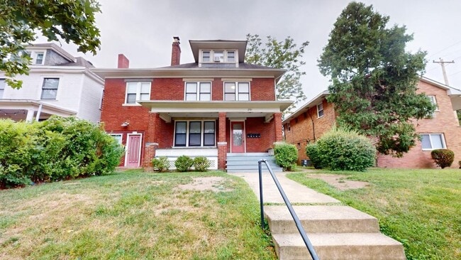 Building Photo - SPACIOUS Single Family House AVAILABLE Fal...