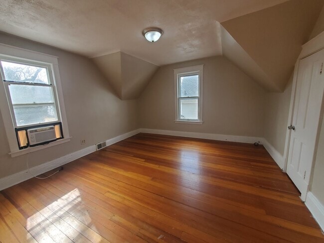 Building Photo - 3 bedroom house in Moline