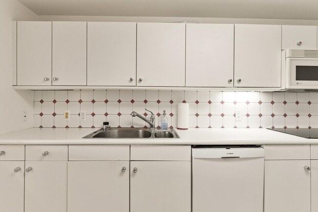 Building Photo - 75-83-83 Cambridge Pkwy