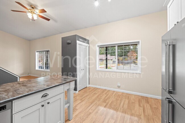 Building Photo - Updated 3 Bed 2 Bath Home With Brand New 2...