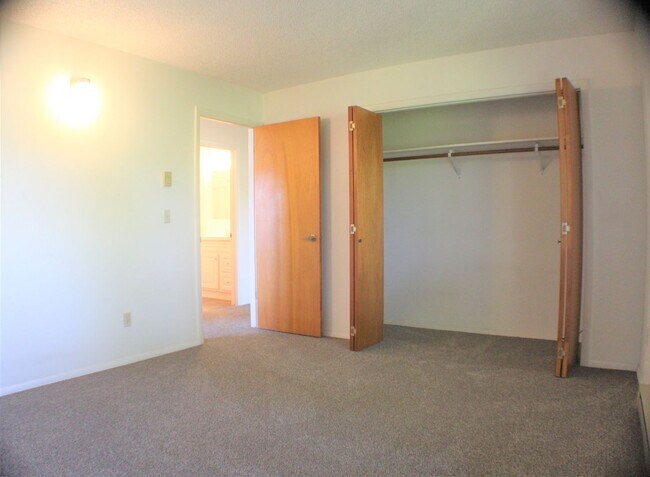 Building Photo - Large 2 bedroom 1 bathroom in the heart of...