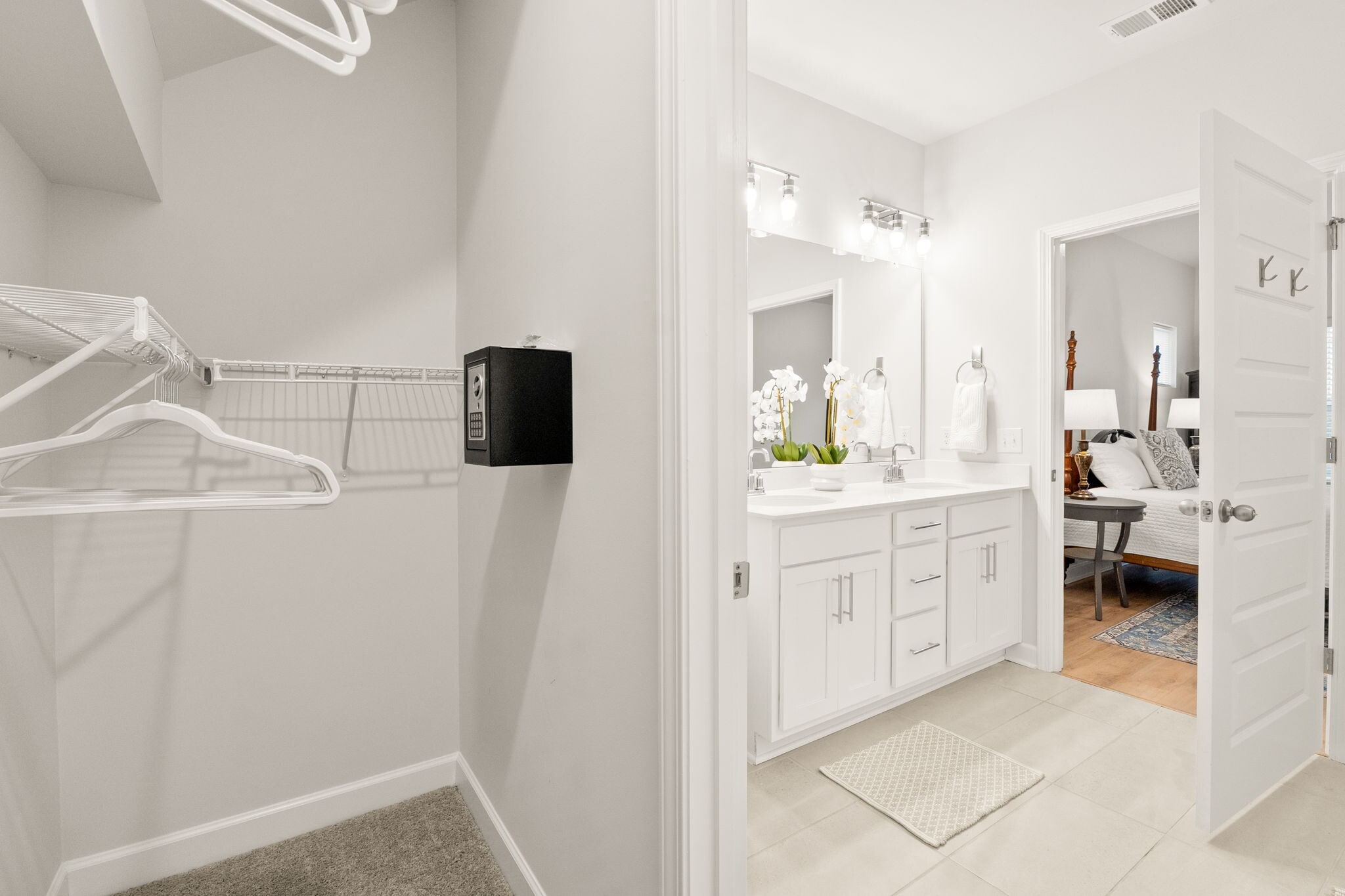 Building Photo - 825 Descartes St