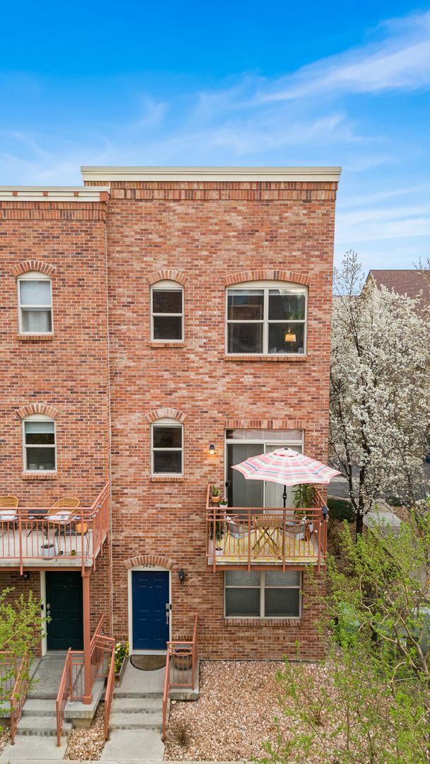 Building Photo - Modern 2-Bed, 2.5-Bath Corner Unit in Arva...