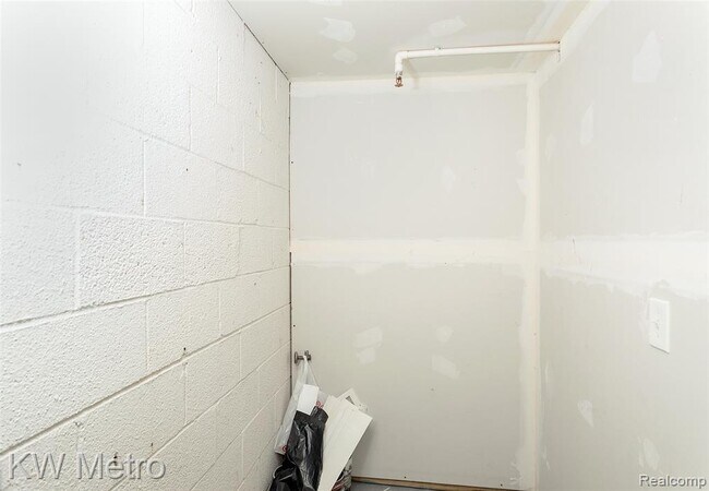 Building Photo - 2425 Torquay Ave